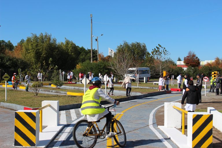 Tránsito de la IDM instruye escolares de otros departamentos en conciencia vial